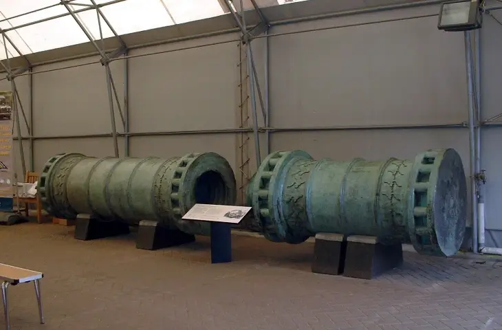Fort Nelson, Hampshire’da sergilenen demonte Şahi topu; 1453 İstanbul kuşatmasında Osmanlı tarafından kullanılan dev bronz topun günümüze ulaşan parçaları.